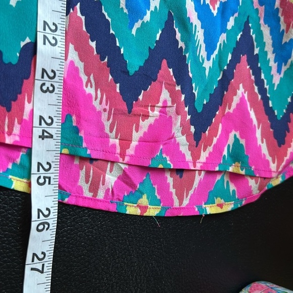 Lilly Pulitzer Elsa Silk Top Flame Stitch Pattern Vneck Smocked Shirt Sz XS - Picture 12 of 12